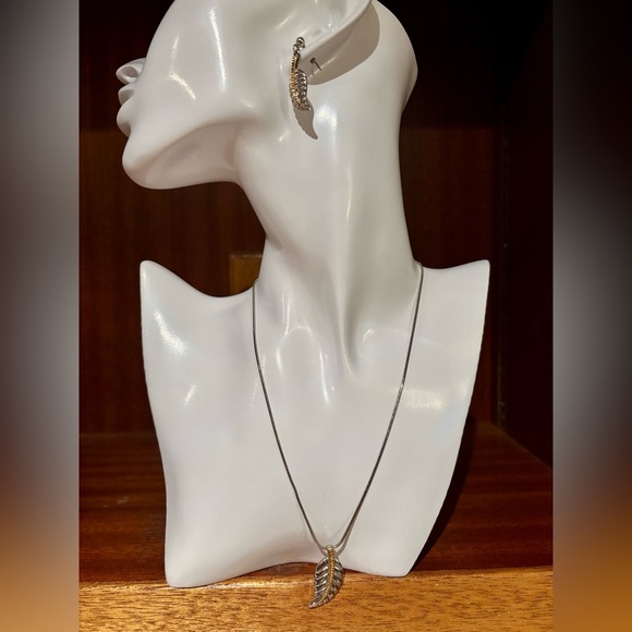 2/$15 - Elegant Silver-Tone Leaf Pendant Necklace & Matching Earring Set - Picture 1 of 7